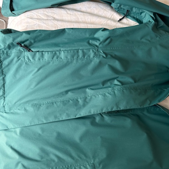 The North Face women’s windbreaker in green - Picture 8 of 9